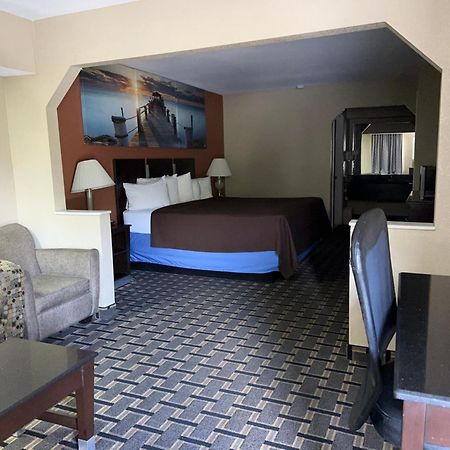 Days Inn & Suites By Wyndham Pine Bluff Esterno foto