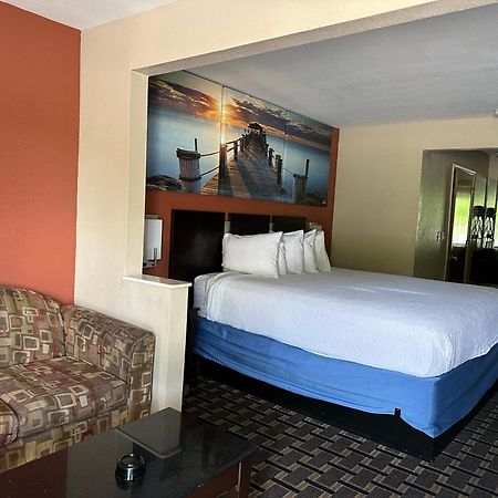 Days Inn & Suites By Wyndham Pine Bluff Esterno foto