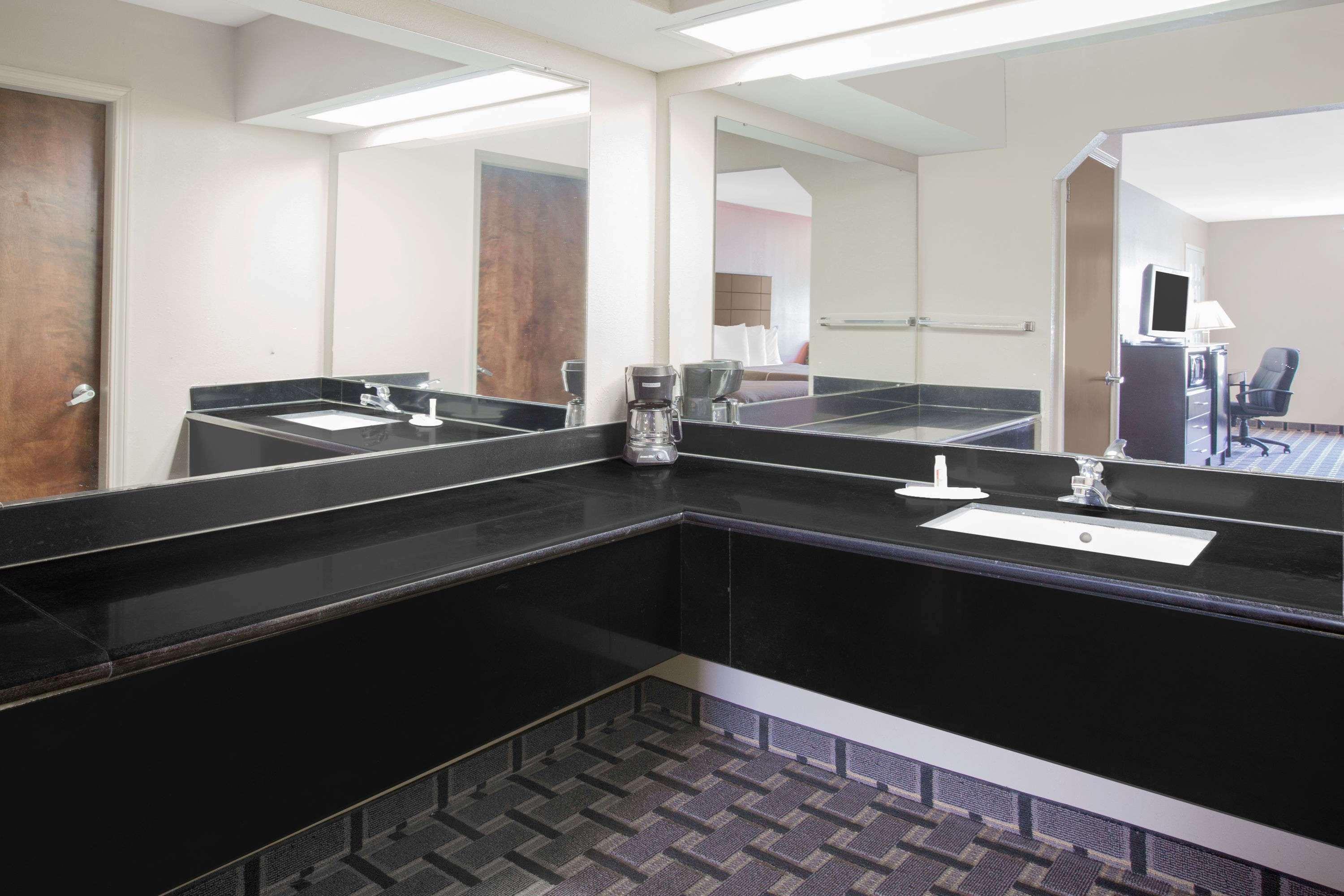Days Inn & Suites By Wyndham Pine Bluff Esterno foto